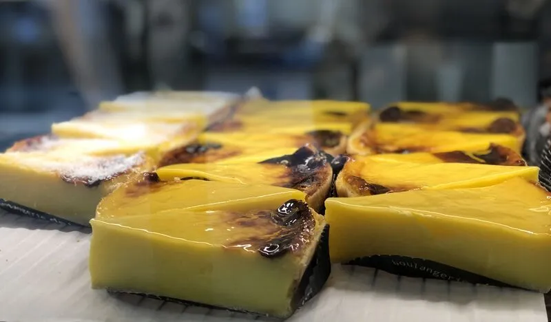 Parts de flan pâtissier caramélisé