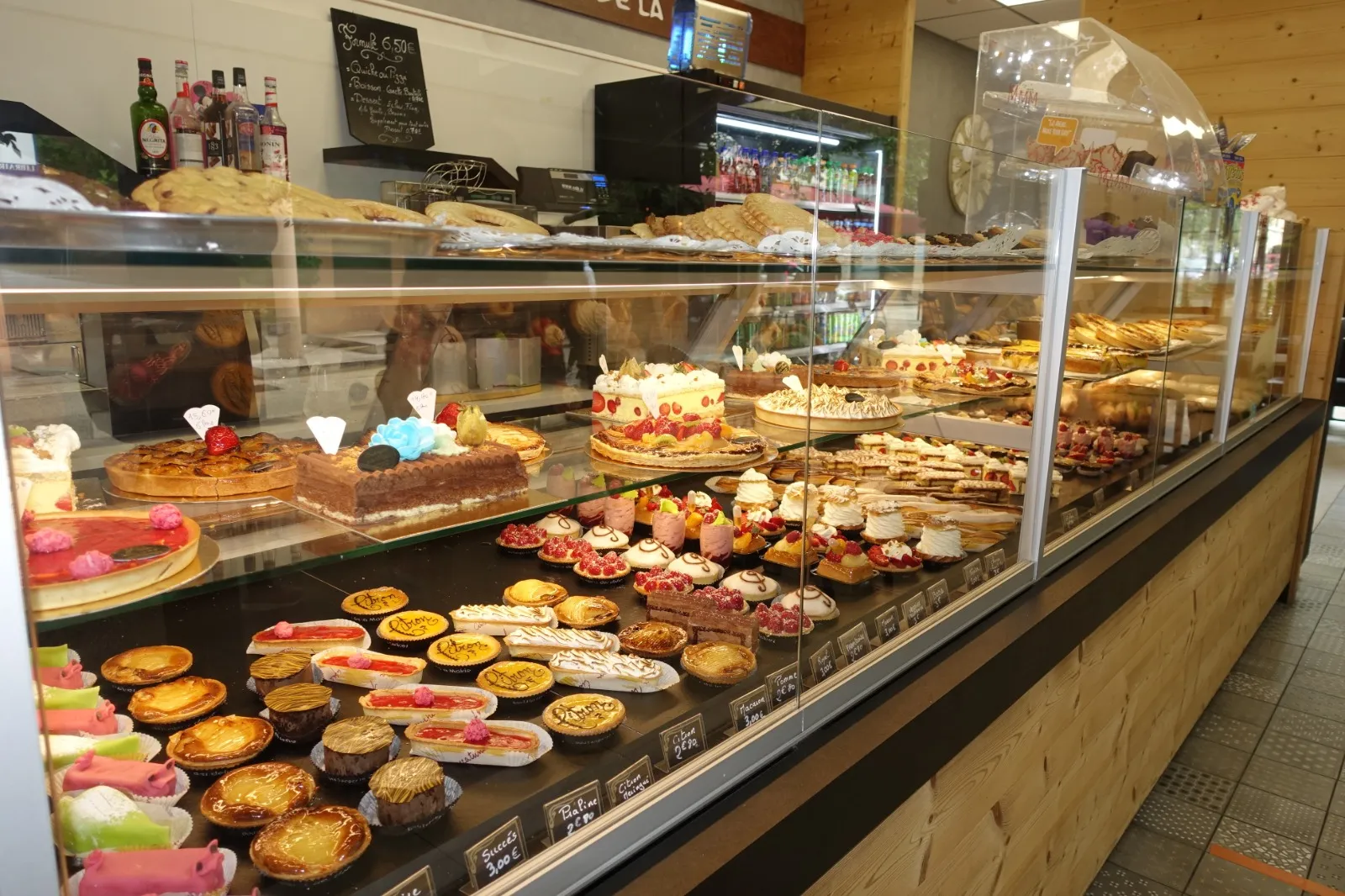 Comptoir et vitrine de pâtisseries de la boulangerie