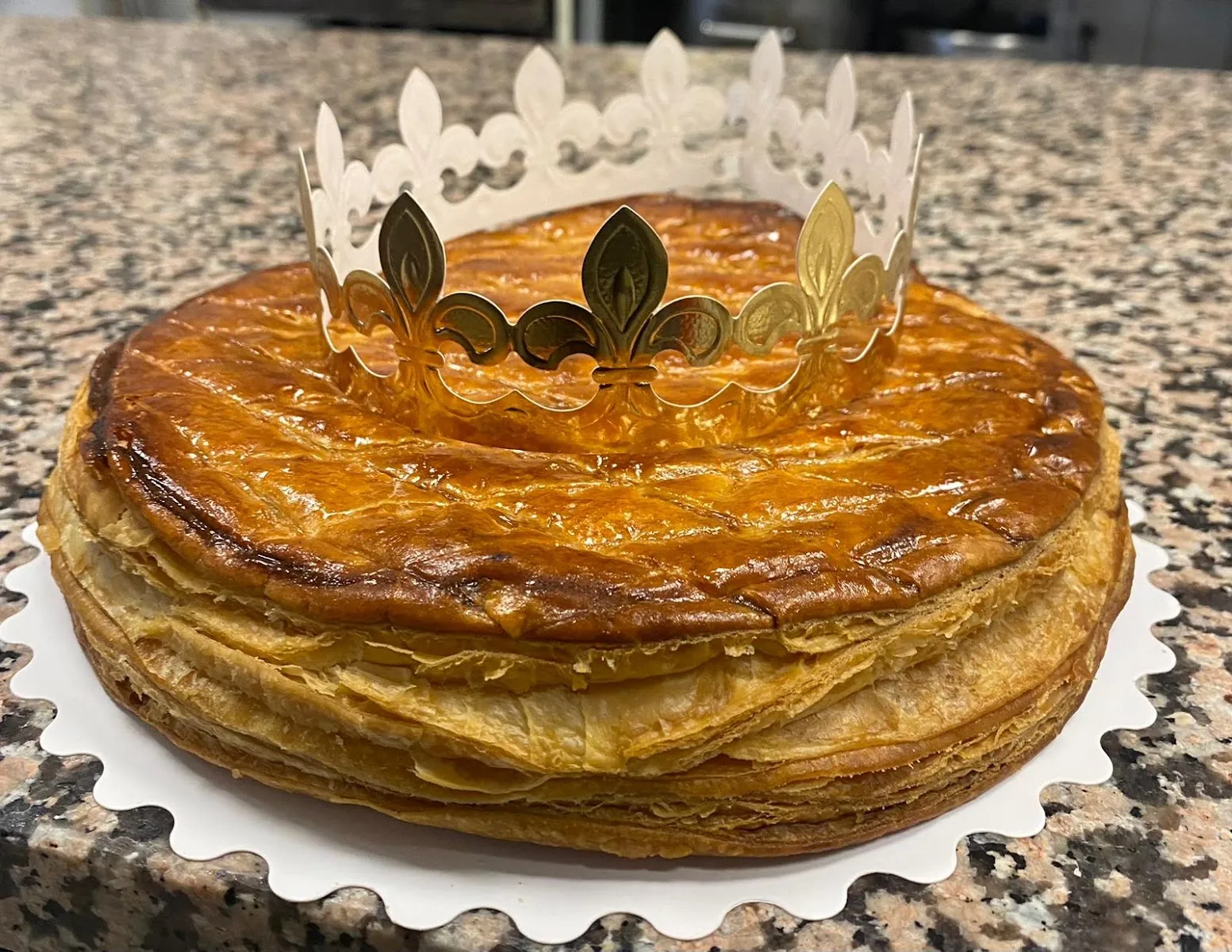 Galette des rois maison dorée avec sa couronne