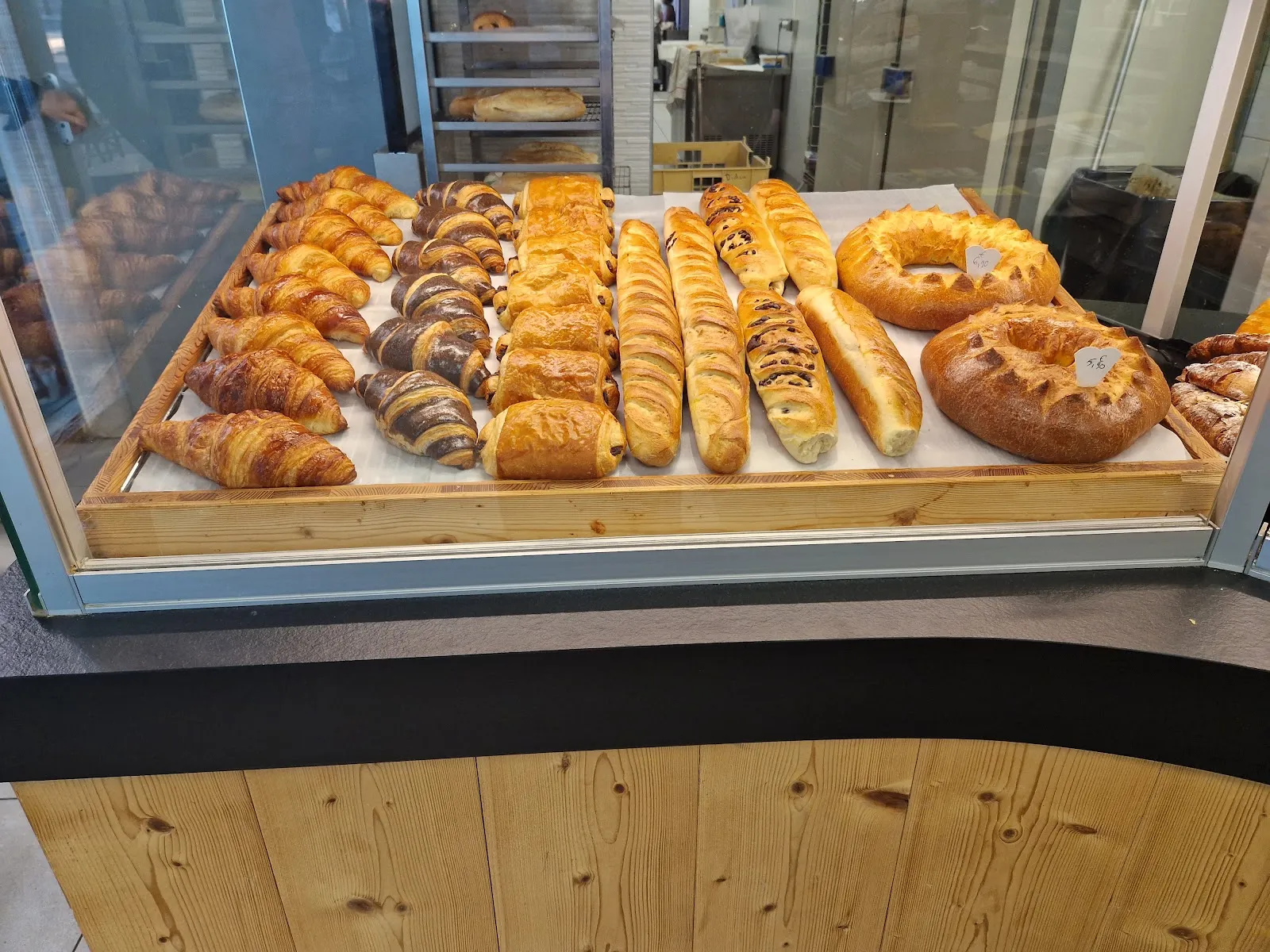 Viennoiseries et pains : croissants, pains au chocolat, baguettes et brioches