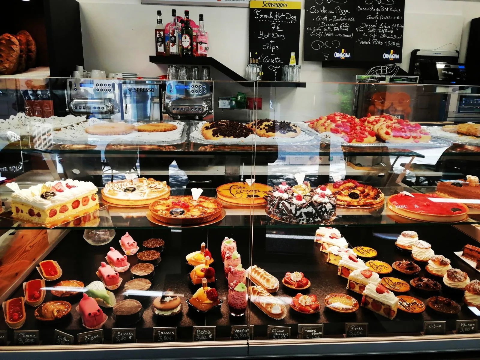 Vitrine de gâteaux, entremets et pâtisseries individuelles