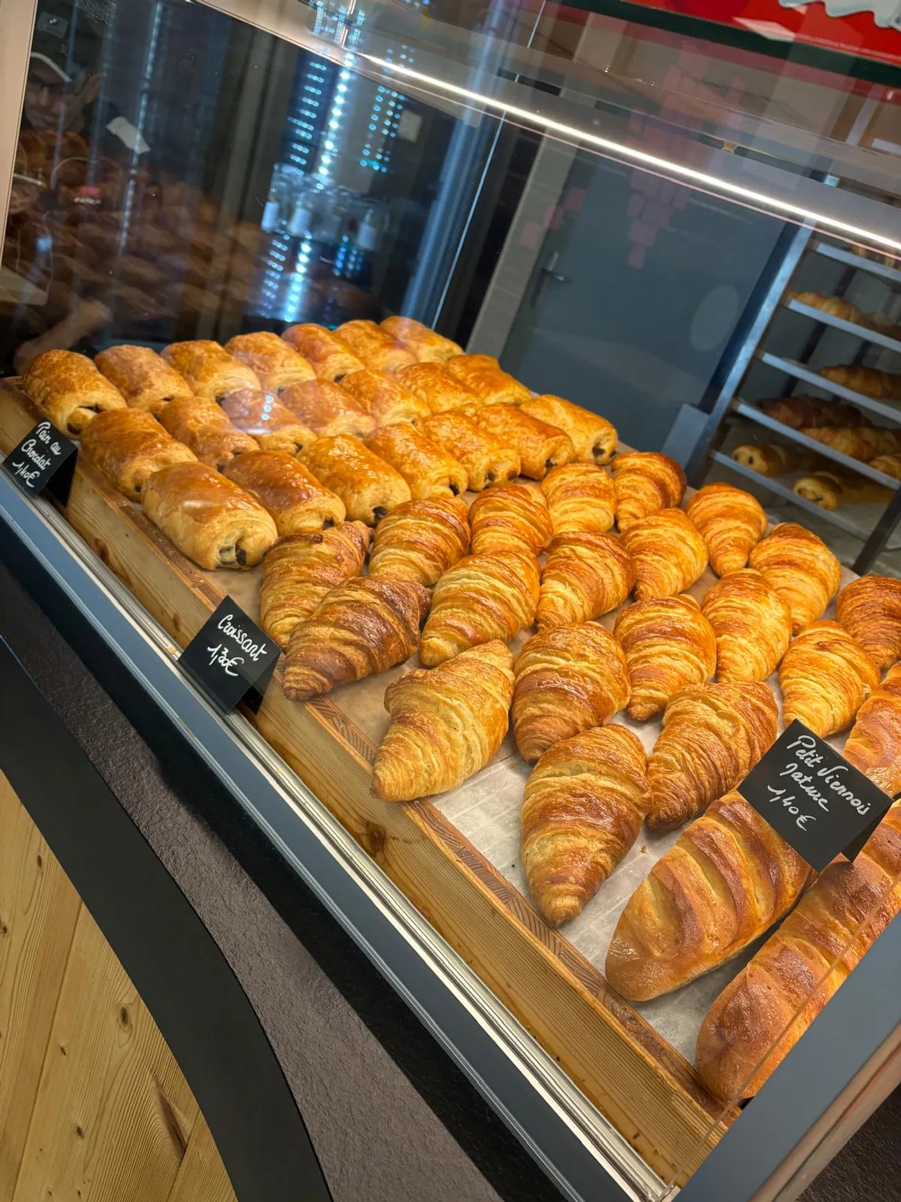 Vitrine de viennoiseries : croissants et pains au chocolat