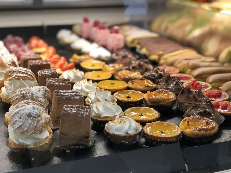 Vitrine de pâtisseries de la Boulangerie de la Mairie à Oullins-Pierre-Bénite
